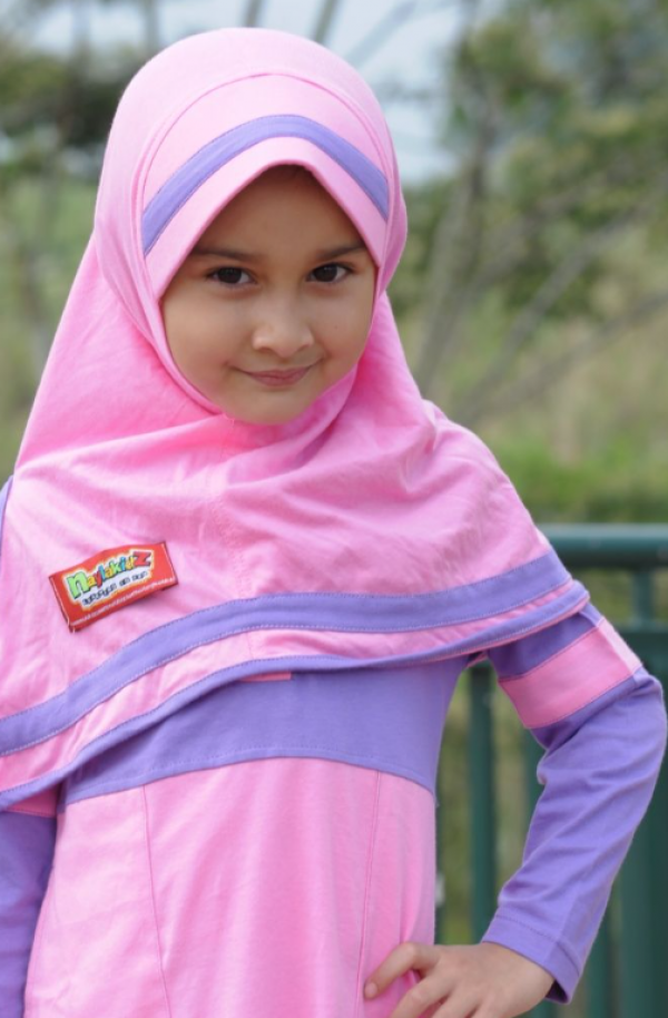 Hijab anak dengan desain lipatan yang kreatif